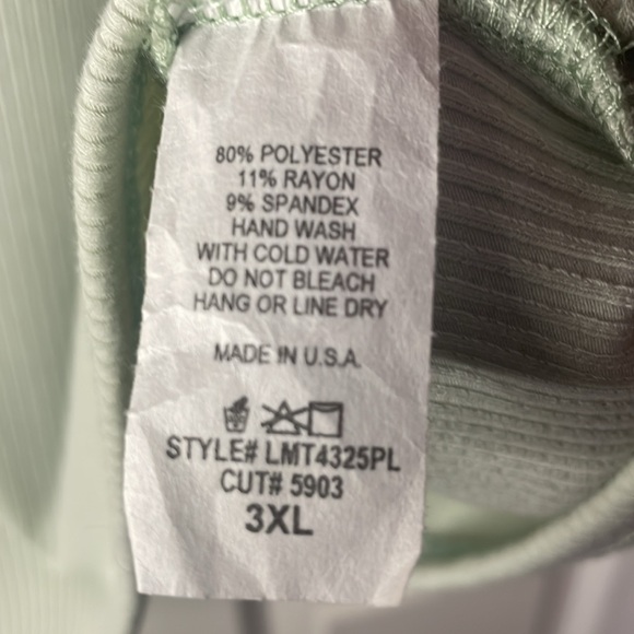 Beautiful sage green ribbed top with floral flutter sleeves NWOT - Picture 6 of 7